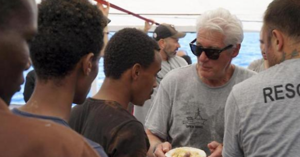 Richard Gere a uitat imediat de migranţii din Italia. Cum se distrează pe o altă insulă. Foto în articol
