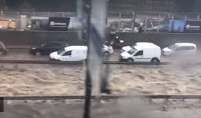 Istanbulul sub ape (video). Cel puțin o persoană a decedat