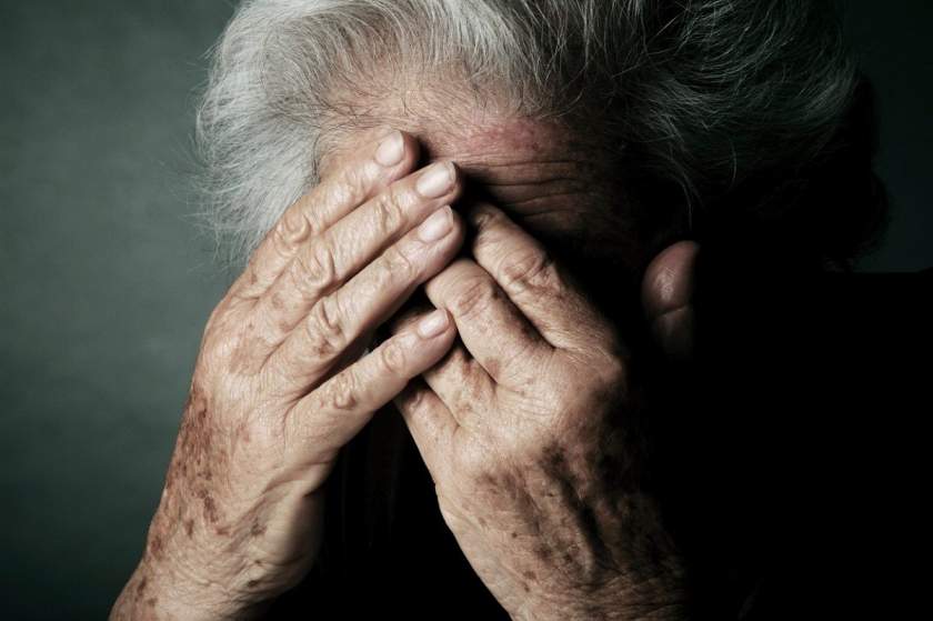 Bătrână bătută crunt de fiul ei. „Nu mai da, că mă omori!" Speriaţi, vecinii au apelat de urgenţă la 112