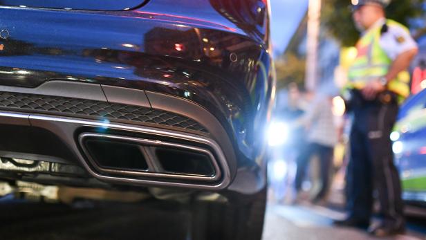 „Banda mașinilor de lux”, destructurată. Zeci de români au fost arestați