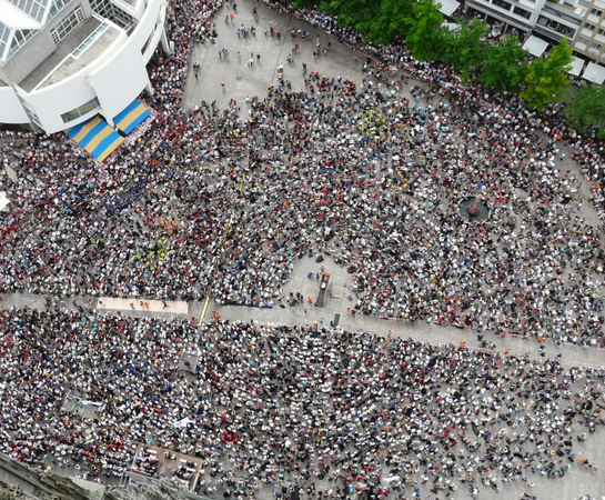 Botez în plină stradă! Zeci de mii de oameni au vrut să participe