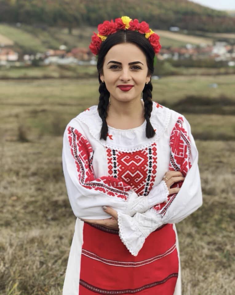 Tânăra care se luptă să ne ăra care se luptă să ne arate că folclorul este COOL