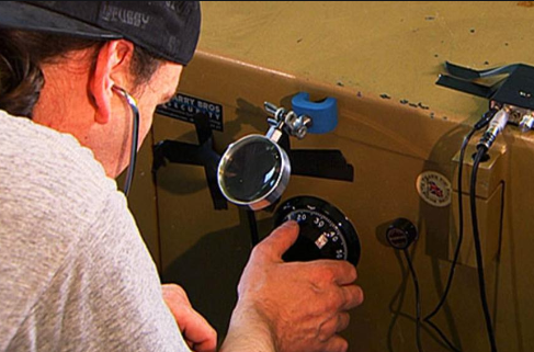 Metoda incredibilă prin care infractorii spărgeau seifuri. Cum bruiau alarmele?!