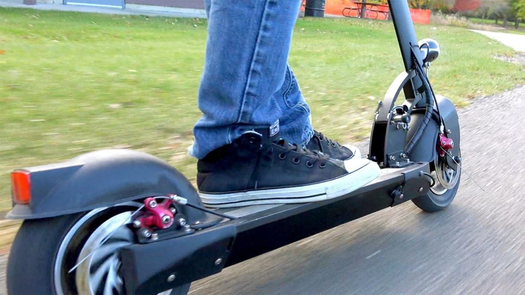 Tineri teribiliști, căutați de poliție după ce și-au făcut de cap cu trotinete electrice. Au dat foc unei amenzi primite de la jandarmi. VIDEO