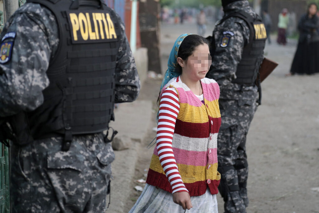 Poliția Olt anchetează cazul fetiței de 11 ani vândută de părinți și abuzată de soacră