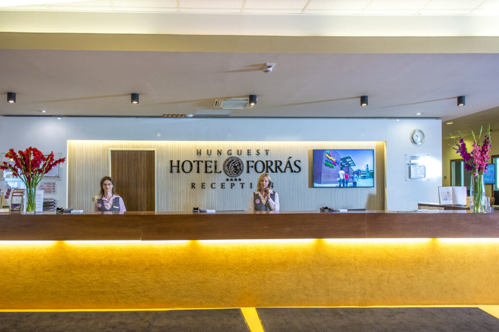 Lecția maghiară de turism. La ei în țară, ungurii se înghesuie să învețe româna