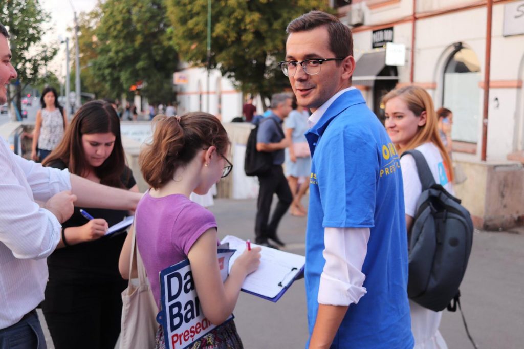 Iohannis și Barna - confruntare în stradă. Un deputat sub acoperire