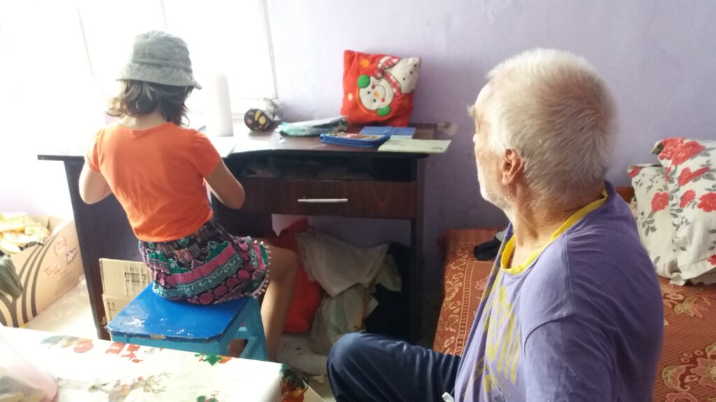 Un ghiozdan cu rechizite pentru Ioana. Povestea elevei de clasa a III-a care are grijă de tatăl ei, aproape nevăzător