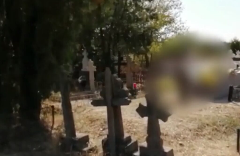 Şocant! A murit pe mormântul fratelui său