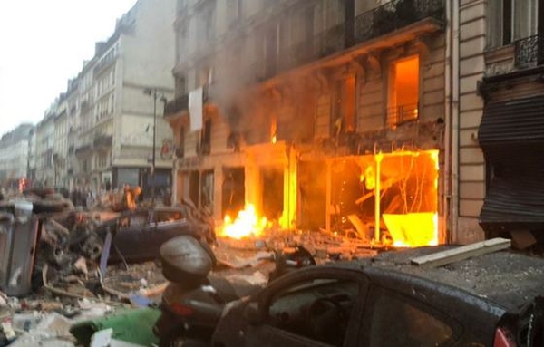 Case distruse şi oameni prinşi sub dărâmături. Autorităţile sunt în alertă