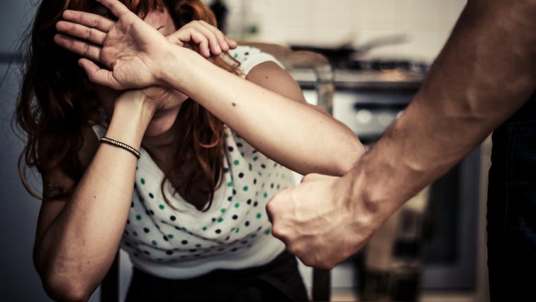 O femeie a acceptat să fie abuzată pentru a-şi salva copilul. Propuneri sadice din partea agresorului
