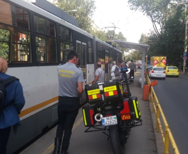 Circulația tramvaiului 41, blocată! Unui pensionar i s-a făcut rău
