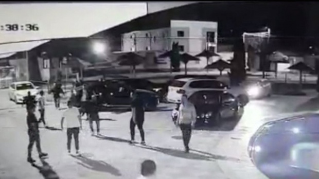 Situația din Caracal a scăpat de sub control. Bătaie cu săbii și topoare