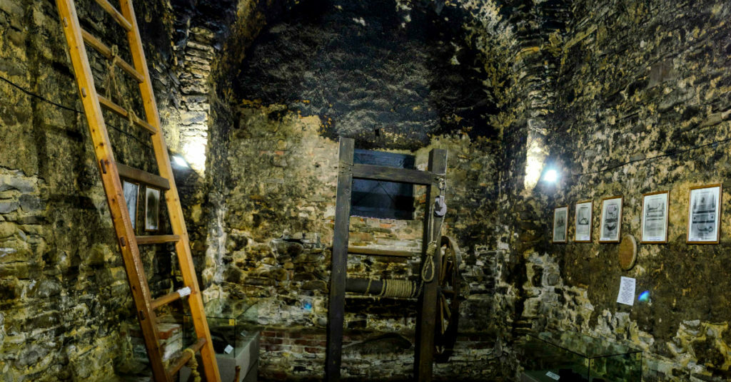 Piatra atârnată la gâtul celor puși la stâlpul infamiei, păstrată la Sighișoara