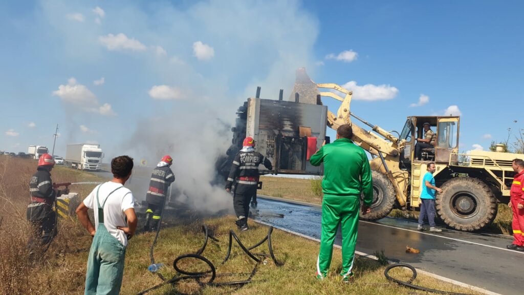 Trafic blocat pe o șosea națională. Circulația, pusă în pericol de un incendiu
