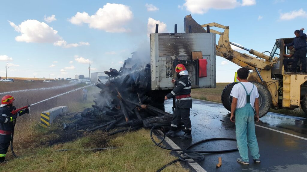 Primar prins cu un camion de lemne furate. Răspunsul lui te lasă mască
