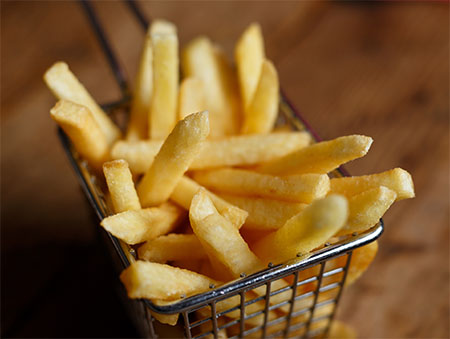 Prețul mult prea scump al cartofilor prăjiți. Un adolescent a rămas orb