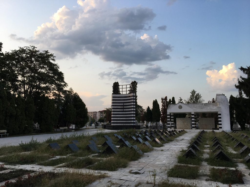 Nepăsare la Timișoara. Flacăra Revoluției a fost stinsă, martirii lăsați în bălării