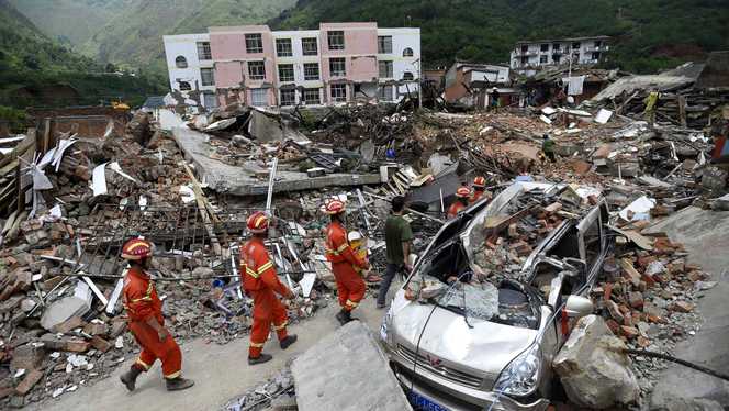 Cutremur devastator în China. Zeci de persoane dispărute şi mii de case au fost afectate