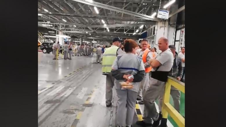 Greva angajaților români împotriva roboților. Sute de persoane ar fi date afară