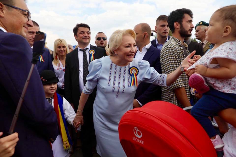 Dăncilă îi trimite pe români la origini. Baie de mulțime la Țebea