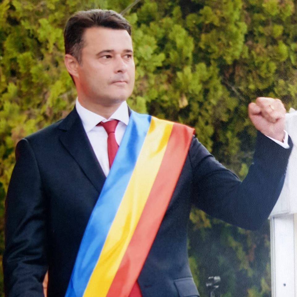 Numele primarilor, pe toate gardurile. Politică în școli?!