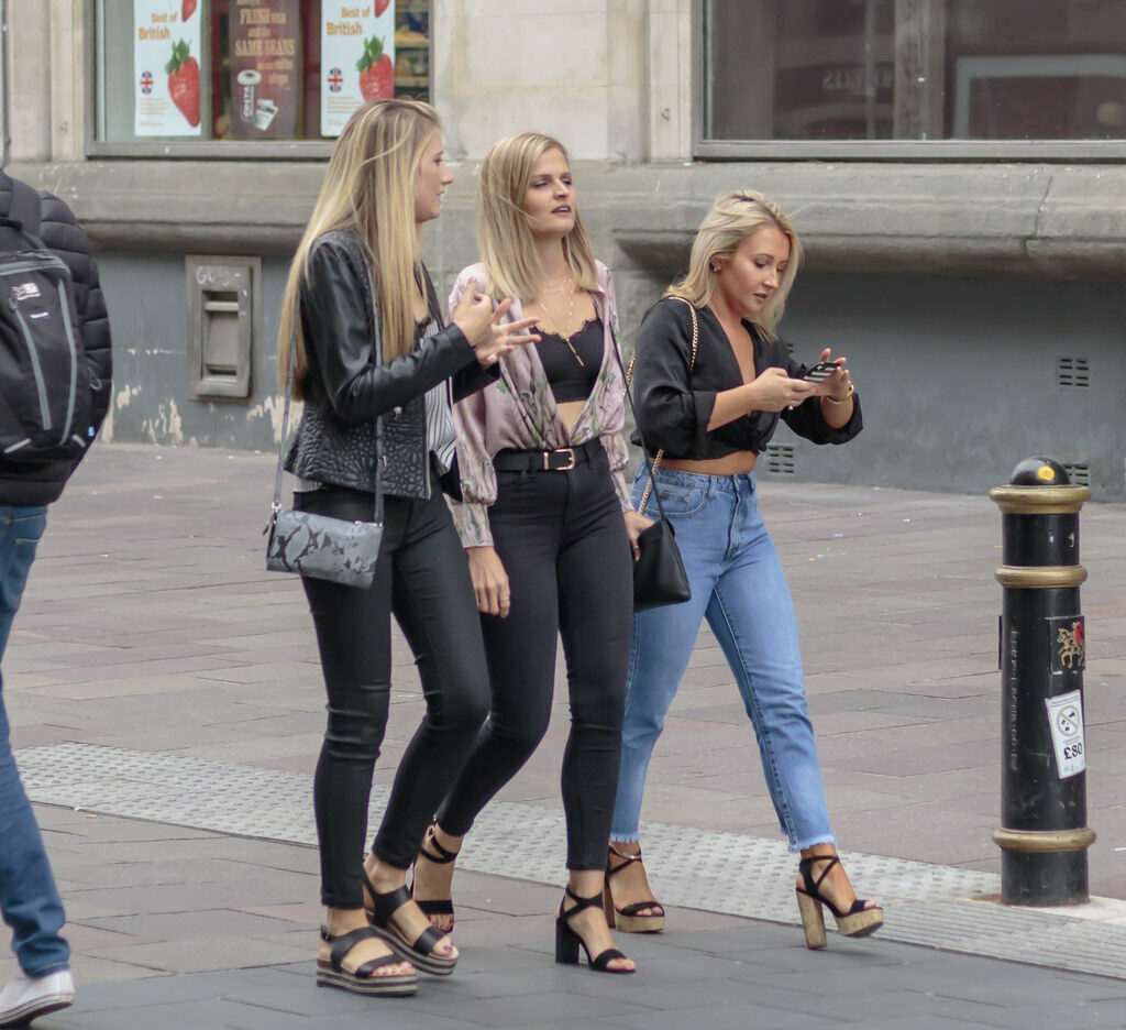 Ordonanța 4. Diferență majoră între românii care merg pe jos și cei care iau mașina