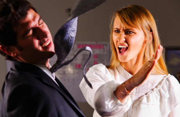 Nu vă puneţi cu femeile, fiindcă sunt periculoase: Leagă, bat şi violează mai ceva ca bărbaţii