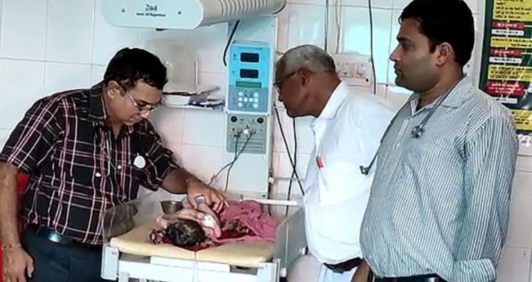 O fetiţă se naşte cu 4 picioare şi 3 mâini. Atentie! Imagini şocante în articol