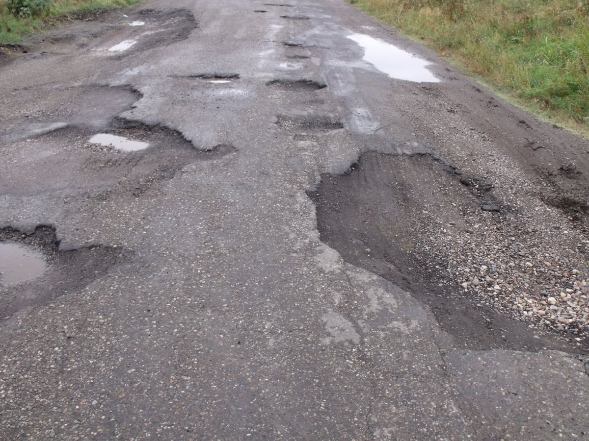 Cum poți obține despăgubiri de la primărie dacă ți-ai avariat mașina într-o groapă din carosabil