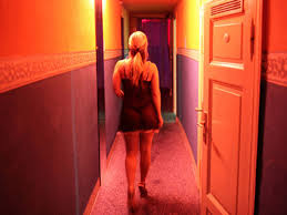 Ce afaceri mai fac românii în Anglia. Un bordel plin cu românce a fost închis