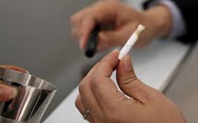 Boala pulmonară ucigaşă. Substanța nocivă misterioasă din ţigara electronică. Raed Arafat avertizează!