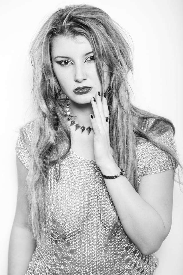 „Femei de plastic, bărbați de carton. Vă meritați unii pe alții!”