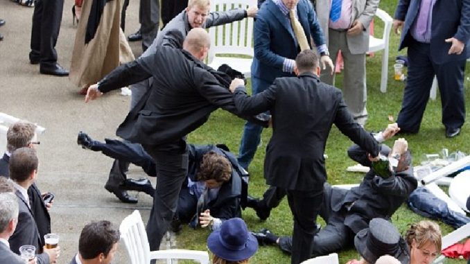 Inspectori ai fiscului atacați de 50 de nuntași după ce au controlat un restaurant