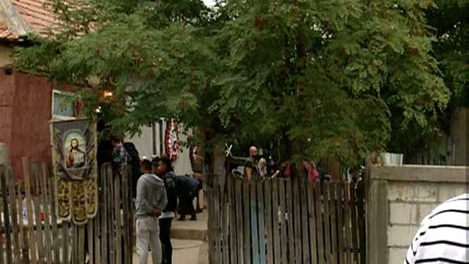 Flori și lacrimi la casa Mihaelei, fata ucisă din Dâmbovița!