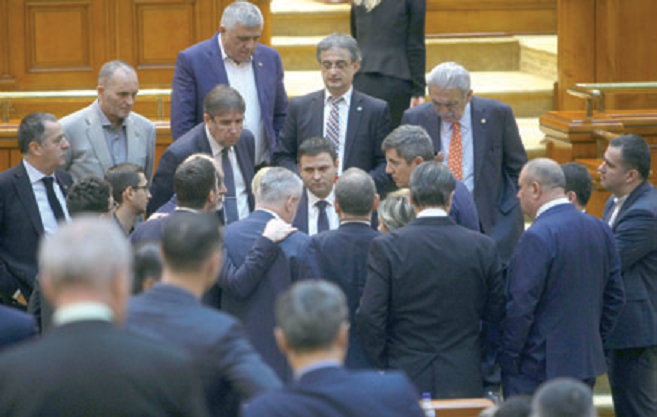 Cum se azvârle de colo-colo cartoful fierbinte numit Moțiunea de cenzură