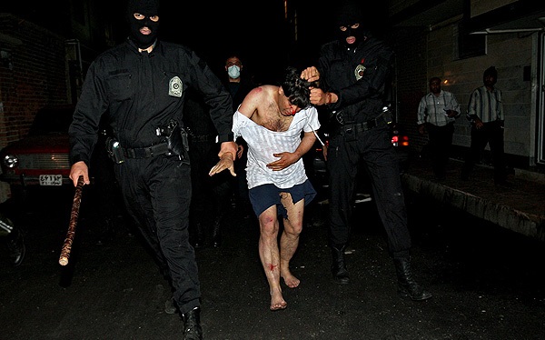 Alertă! Poliția îți poate intra în casă sau să te țină la secție oricând... CCR a decis