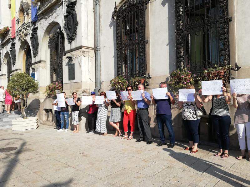 Cursuri în aer liber, la Craiova. Elevii protestează!