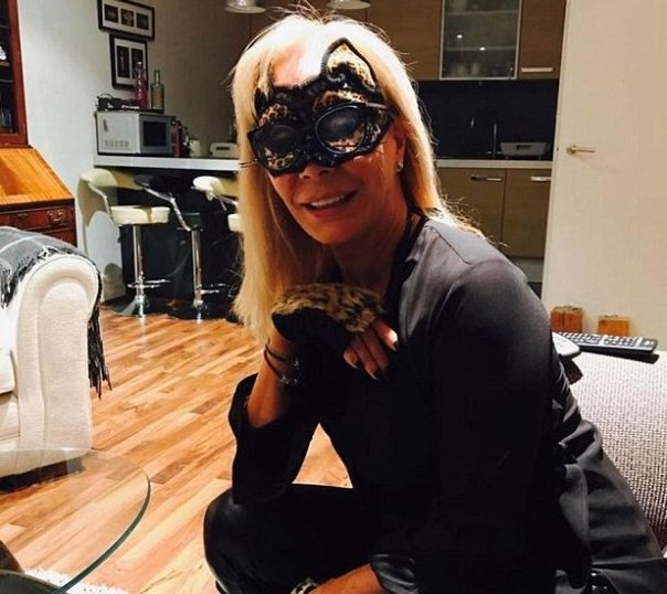 Un român „playboy musculos” a fost dat în judecată de iubita lui mai mare cu 37 de ani. Cum a lăsat-o românul cu „buza umflată” pe englezoaică