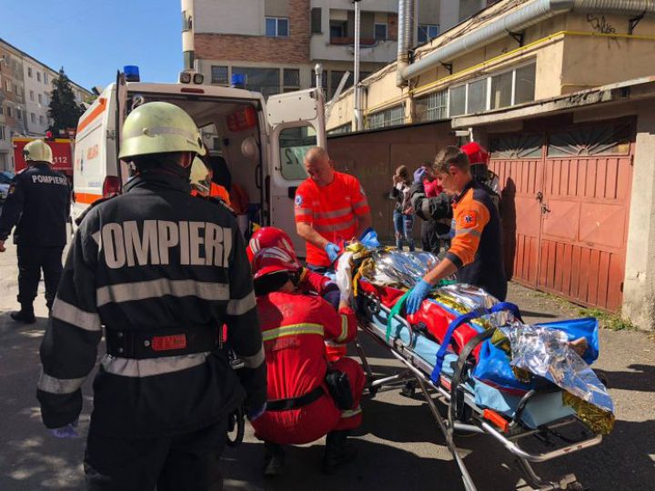 Tragedie la Baia Mare. Sărăcia i-a împins de la balcon. Vecinii au fost îngroziţi când i-au văzut acolo...