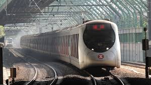 Accident feroviar. Un tren a deraiat la o oră de vârf. Zeci de persoane au fost rănite