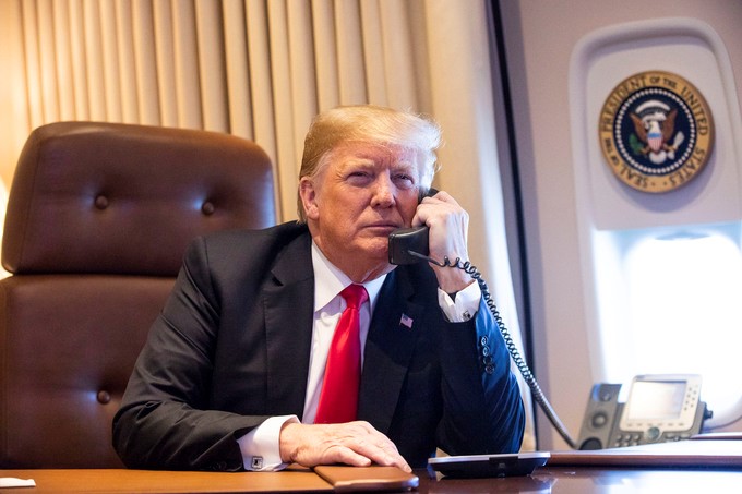 Trump îi vrea pe „denunțător” şi pe cel care i-a dat ilegal informaţiile