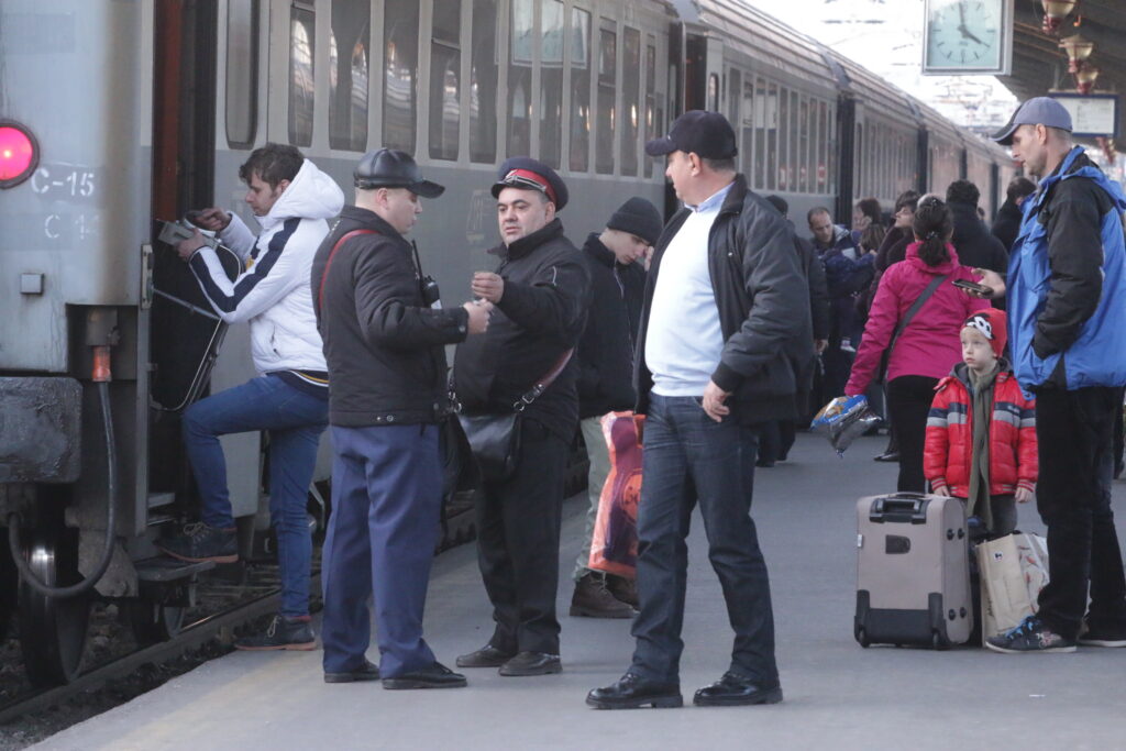 Aventura artistului Mircea Bodolan într-un tren cu două vagoane și unul lipsă