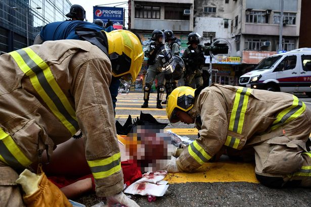 Taximetrist bătut și lăsat inconștient, după ce a intrat cu mașina în protestatari