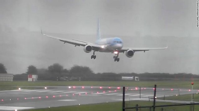 Panică în avion. Comandantul  aeronavei a cerut ajutor . Măsuri de urgenţă