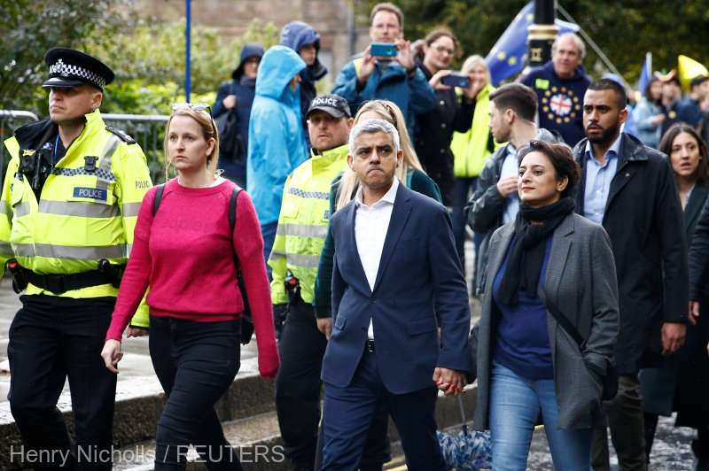 Fierbe Londra! Sute de mii de britanici anti-Brexit, în stradă