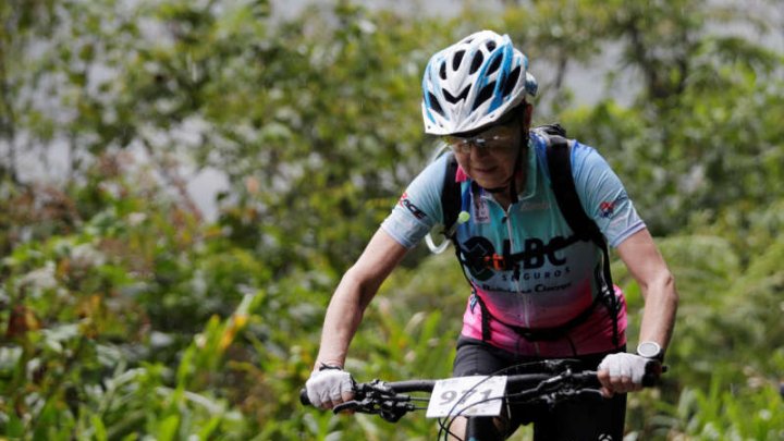 ''Drumul Morţii'' din Bolivia, cucerit de o biciclistă de 70 de ani