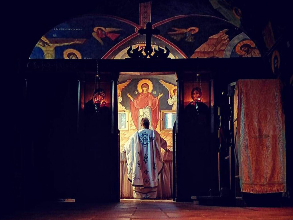 Așa ceva nu ai voie să faci în Biserică după 15 mai. Regulile sunt stricte