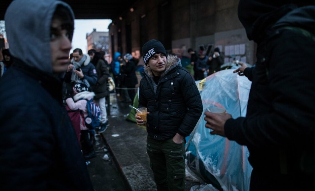 Franța pe butuci: I se cere să primească 40.000 de tineri imigranți pe an