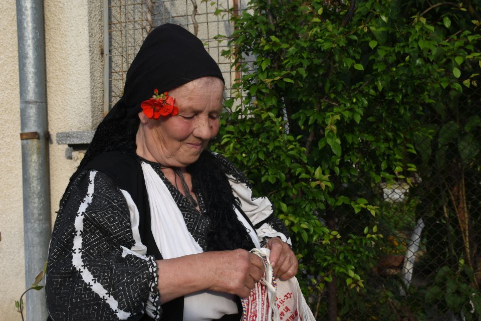 România frumoasă. Maria din Cugir a trudit trei ani pentru a coase pe cânepă „Luceafărul” lui Eminescu